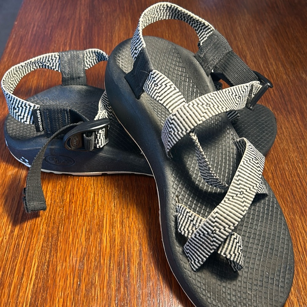 Chaco Z/Cloud Two Adjustable Straps Black & White Cushioned Sandal. Size 9